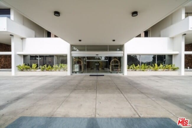 Building Photo - 8787 Shoreham Dr