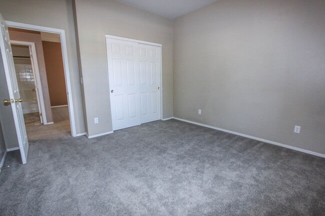 Building Photo - Quailwood Move In Special