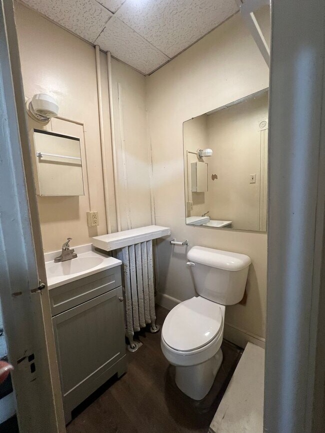 Building Photo - 114 S Queen St