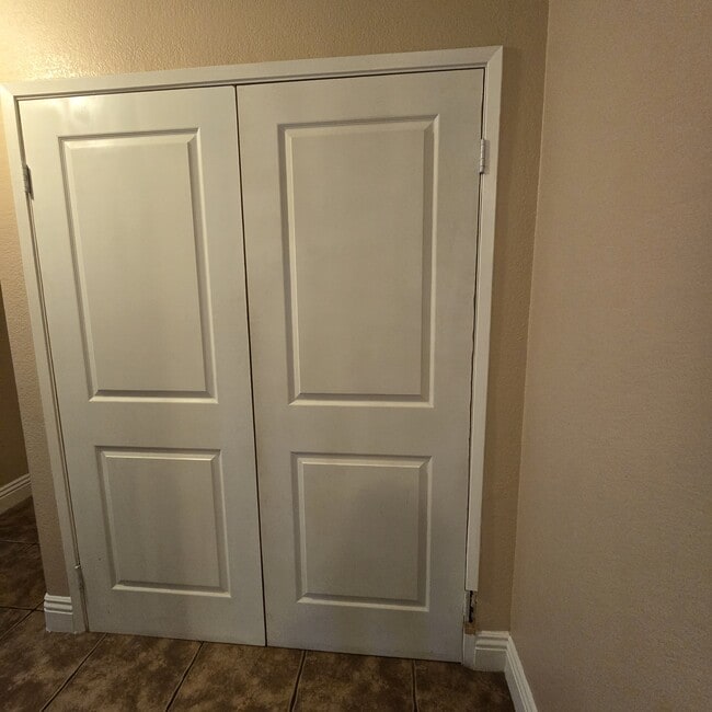 Building Photo - 2219 Camino Dr