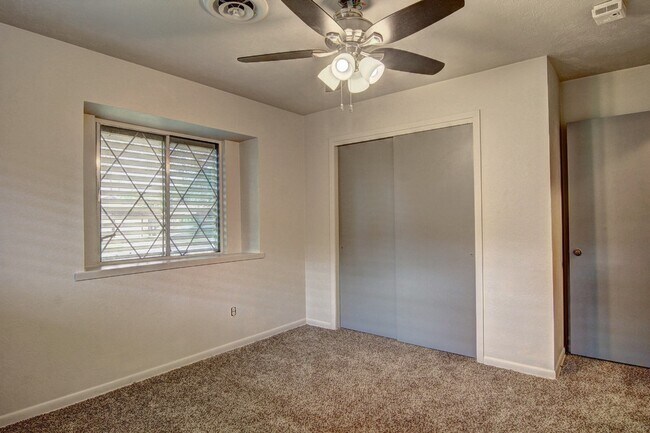Building Photo - 1030 Monette Dr
