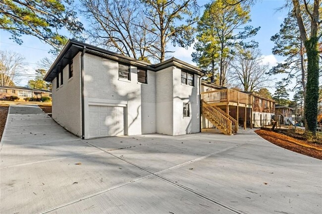 Building Photo - 2241 Glendale Dr