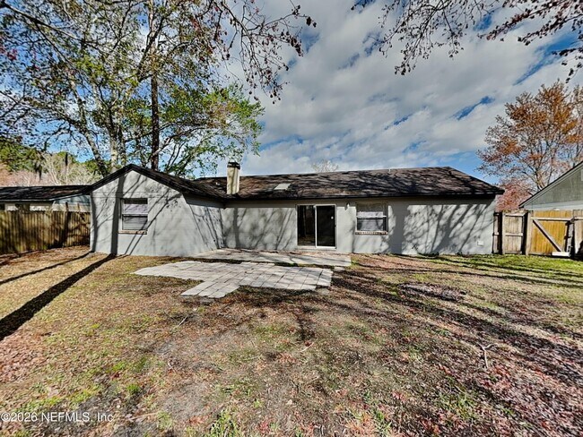 Building Photo - 2626 Pinewood Blvd
