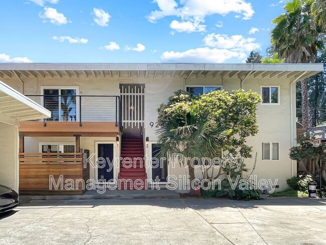 Building Photo - 923 Ravenscourt Ave