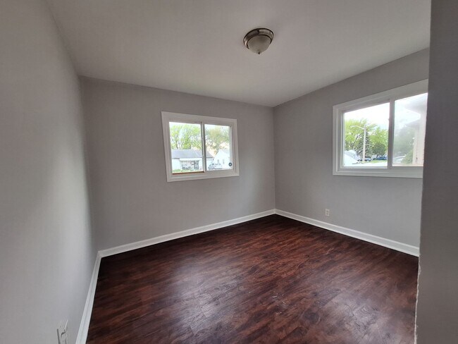 Building Photo - Ready to be your next home!  Three bedroom ranch is beautiful Roseville