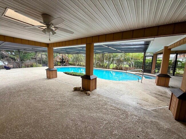 Building Photo - 465 SE Naranja Ave