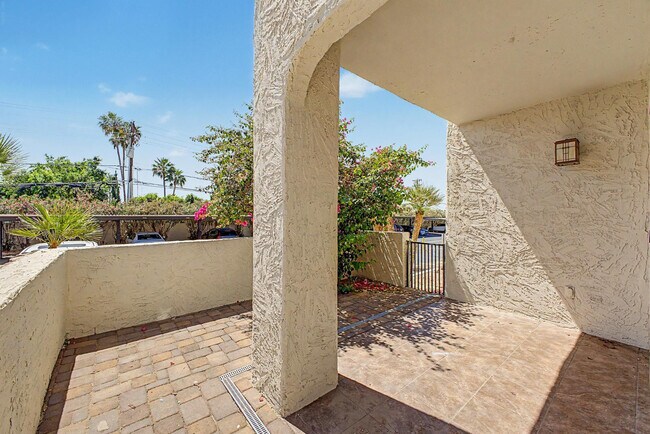 Building Photo - 3825 E Camelback Rd