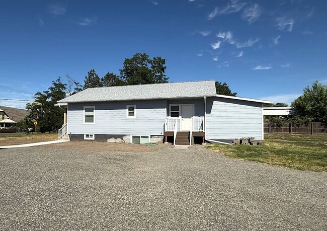 Building Photo - 1329 Elm St