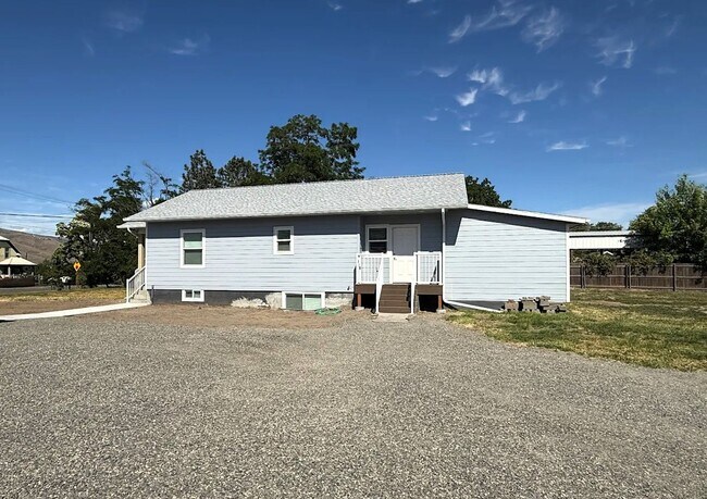 Building Photo - Spacious 4-Bedroom Home with Detached Garage & Large Yard in Clarkston