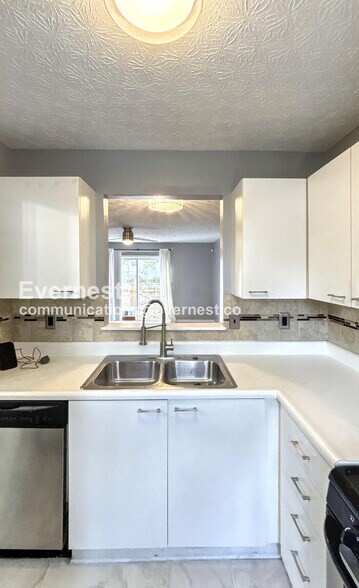 Building Photo - 199 Macandrews Way