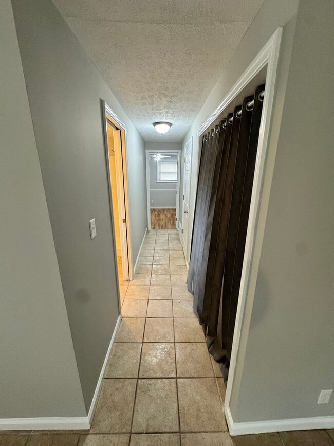 Building Photo - Spacious 4 Bedroom in Fern Creek