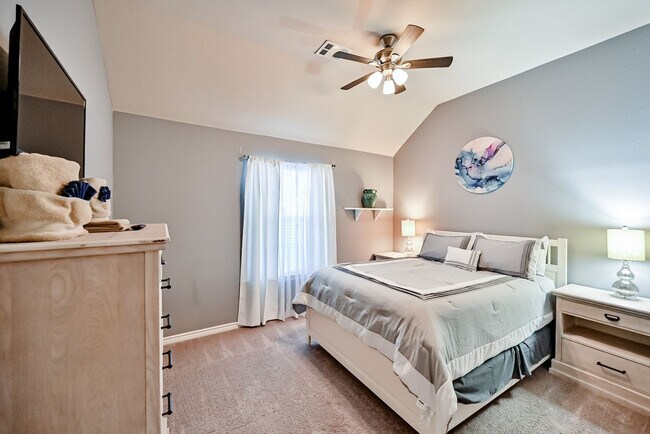 Building Photo - 1705 Fairfax Dr