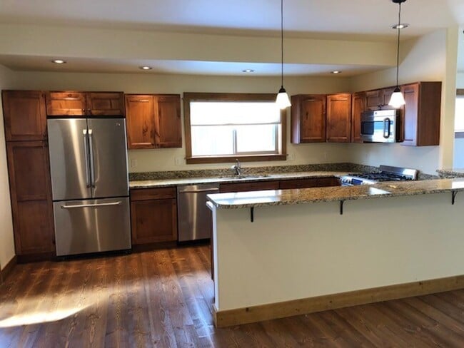 Building Photo - Comfortable Living in the Heart of Valley ...