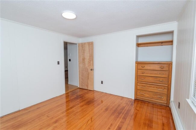 Building Photo - 137 A Kingstown Rd