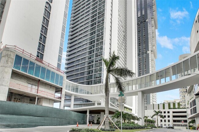 Building Photo - 700 NE 24th St