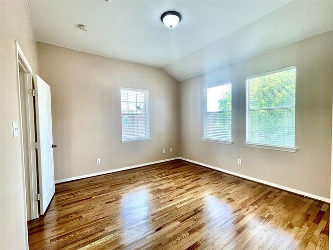 Building Photo - 32 Waugh Dr