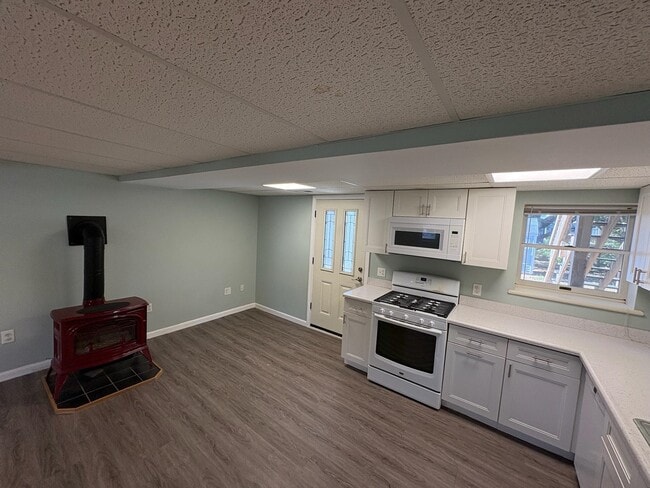 Building Photo - 15 Kingston Dr