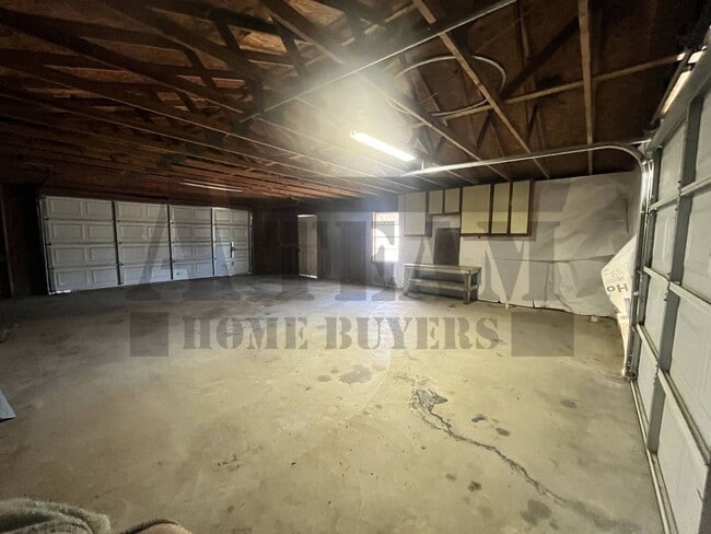 Building Photo - Cozy 2-bedroom, 1.5-bathroom home