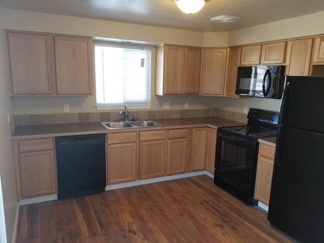 Primary Photo - Large 4 bedroom, 2.5 bath duplex