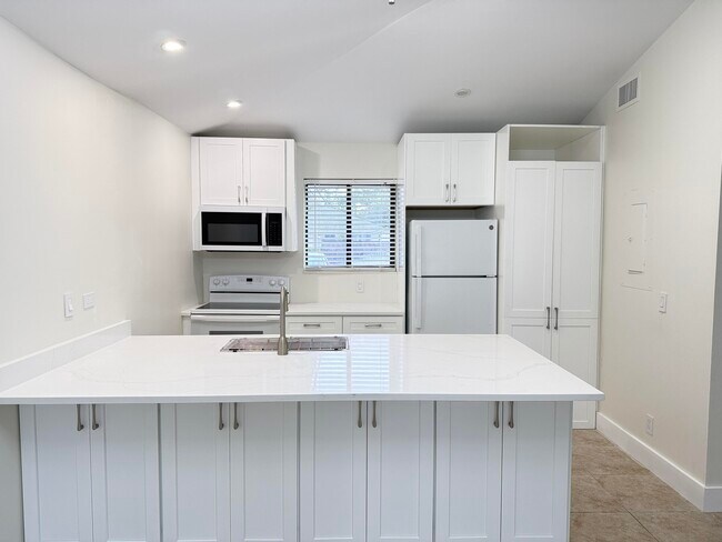 Building Photo - 707 Club Dr