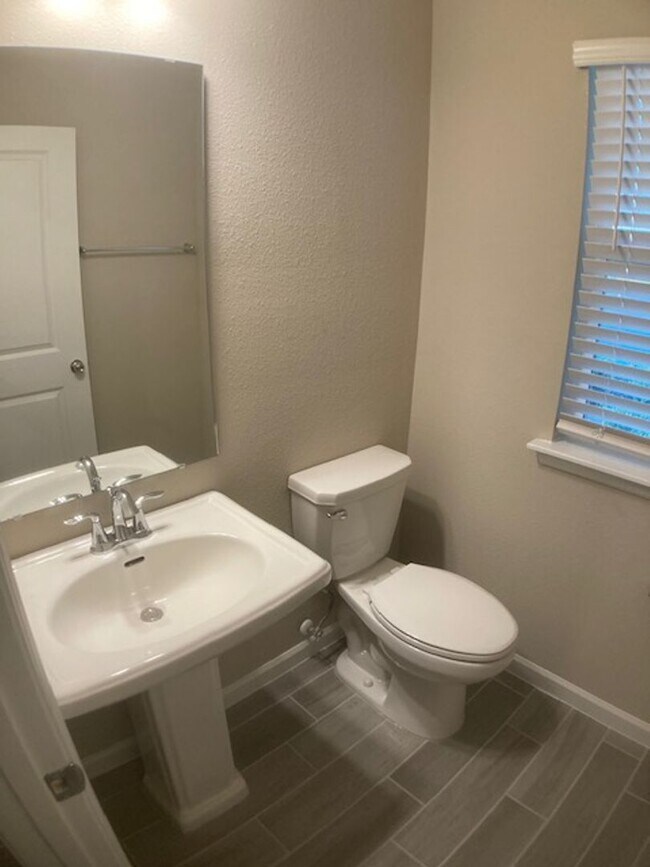 Building Photo - Stylish & Low-Maintenance Living in Oakleaf Community