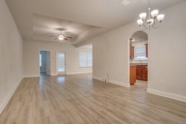 Building Photo - Beautiful North Pensacola 3BR Home with Oversized Primary Suite, Double Vanity Bath, 2-Car Garage...