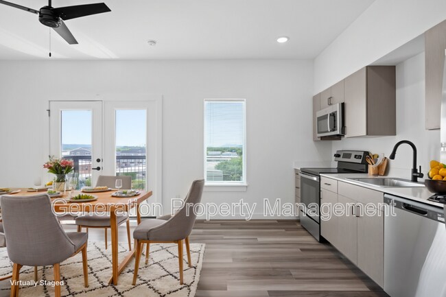 Building Photo - 901 E Main St