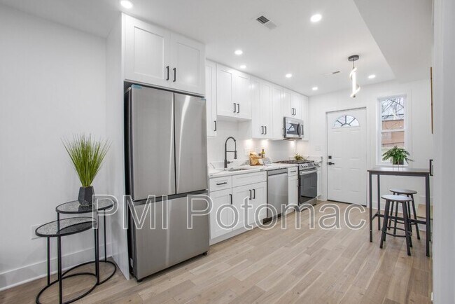 Building Photo - 702 19th St NE