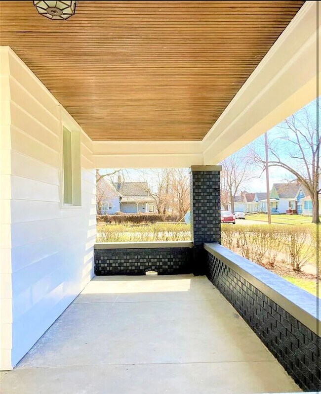 Building Photo - Charming North Side 2BR Home – Updated & M...