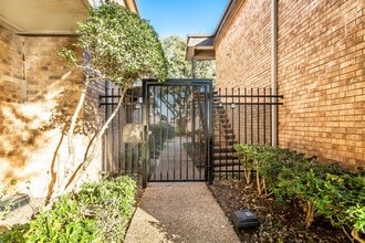 Building Photo - 10248 Regal Oaks Dr