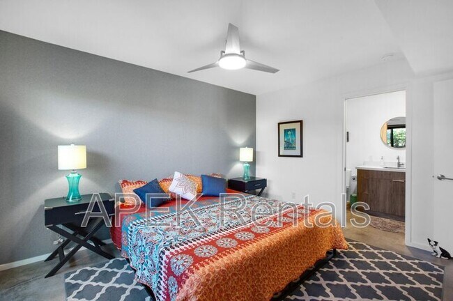 Building Photo - 353 N Hermosa Dr