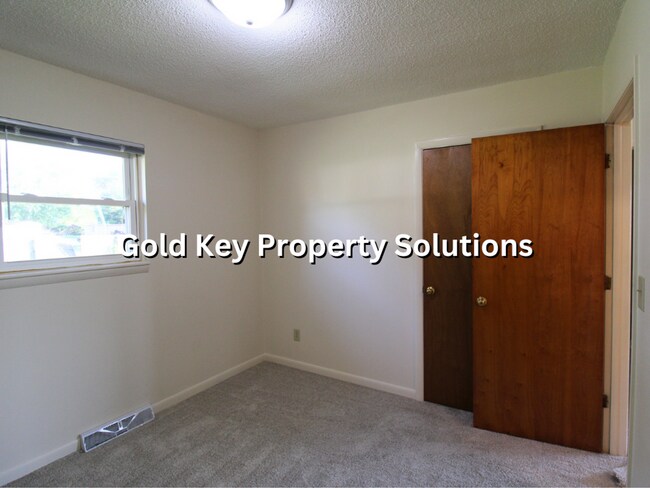 Building Photo - 818-820 Cossack Dr
