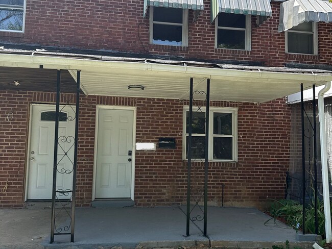 Building Photo - 2 Bedroom Townhome