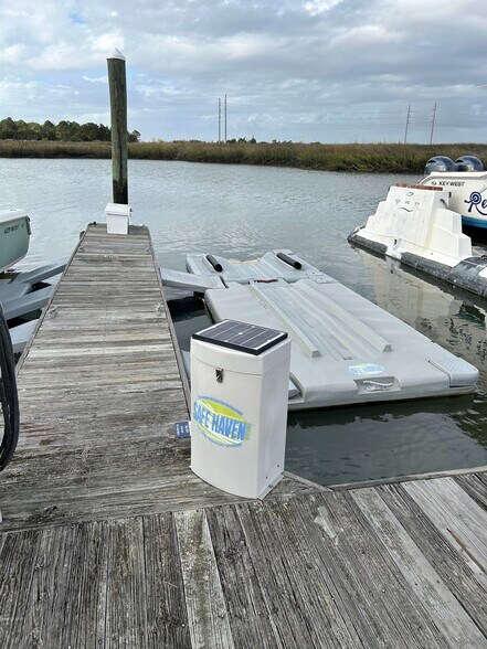 30 foot boat slip with boat lift - 14 Pipers Pond Ln