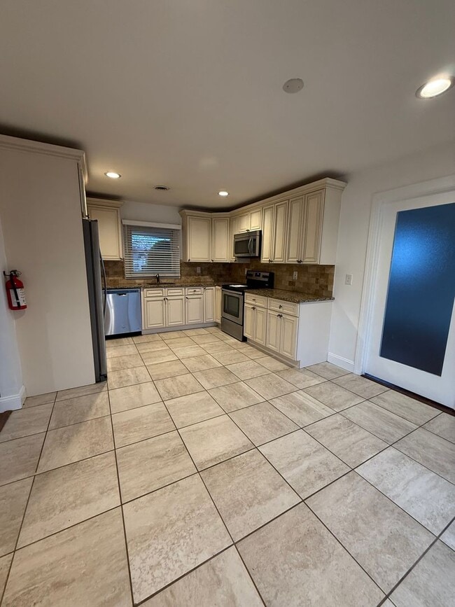 Building Photo - 25 Pembrook Ln