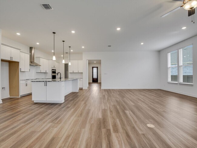 Building Photo - ONE-STORY Home in Marble Falls - 2932 SF with THREE-CAR GARAGE - On a CUL-DE-SAC!