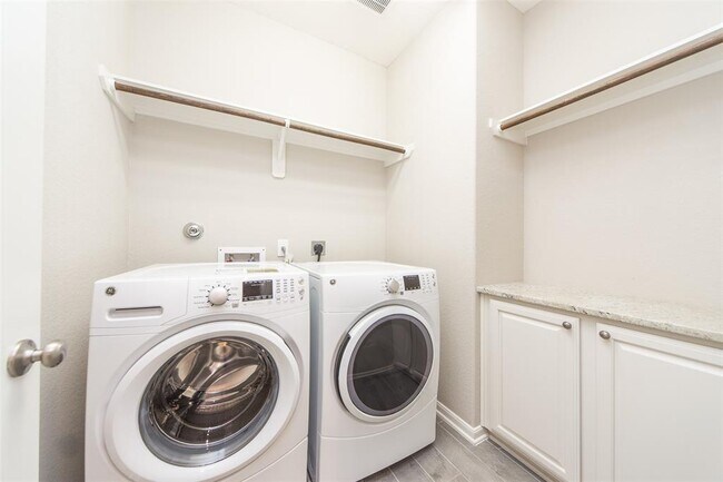 Building Photo - 5550 Sallow Bay Ln