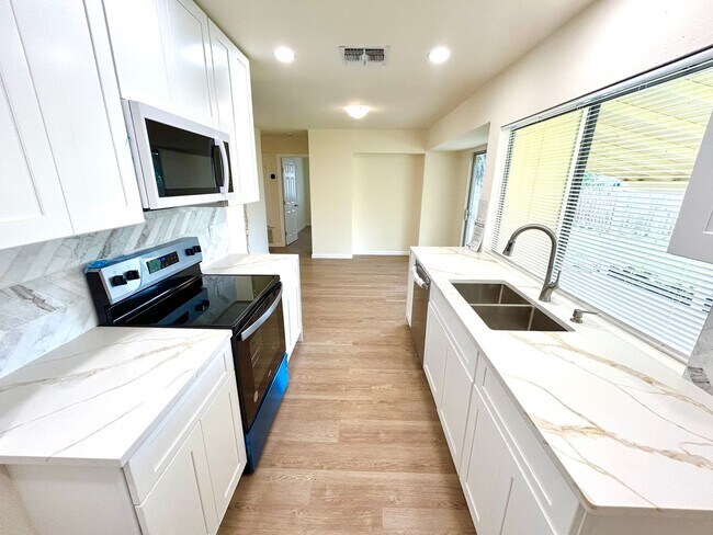 Building Photo - **COMING SOON** Newly Renovated 3 Bedroom ...