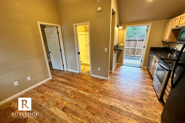 Building Photo - Cozy 2 Bedroom, 1 Bath in the Heart of Med...