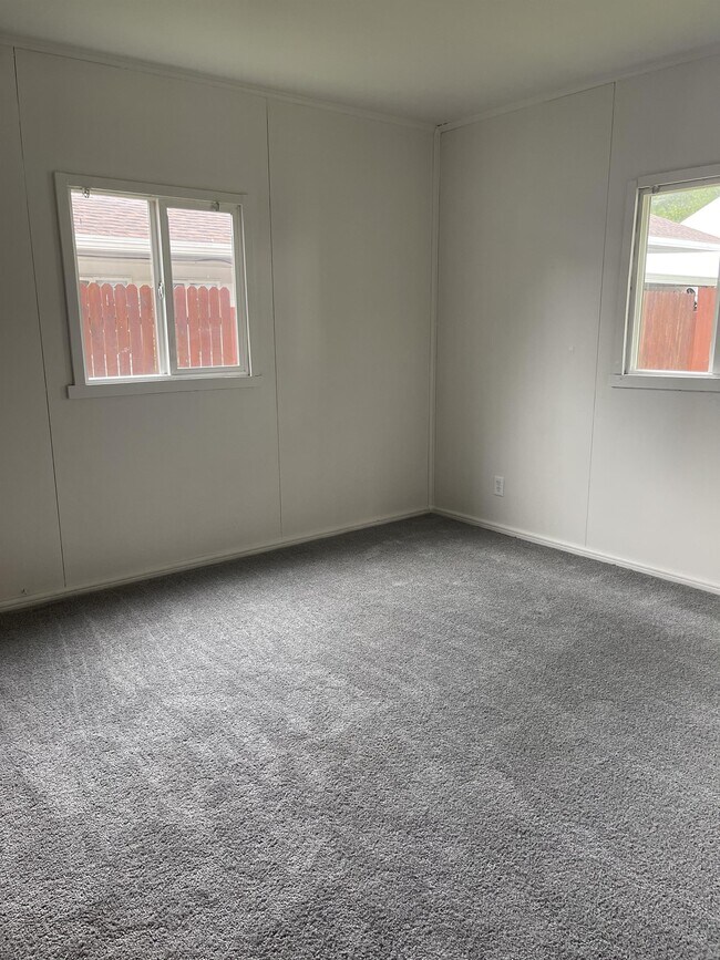 Building Photo - 887 Kickapoo Ave