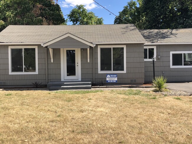 Primary Photo - Freshly remodeled 3 bedroom 1 bathroom house!