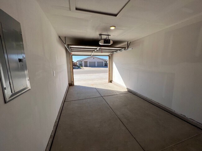 Building Photo - 3 Bedroom Townhome In Harvest Wolfforth!