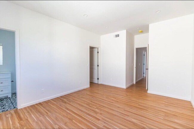 Building Photo - 4BR 3Ba Modern Townhome in Prime NOHO