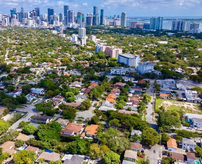 Building Photo - 2121 SW 13th Ave