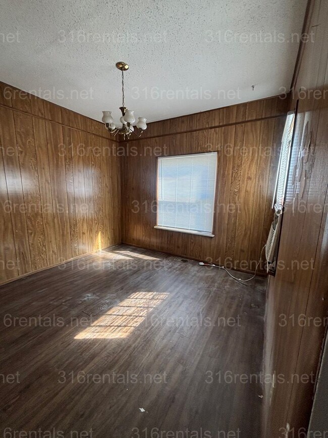 Building Photo - Three bedroom one bath freshly painted house available NOW!