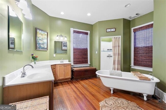 Building Photo - 1092 Oak St SW