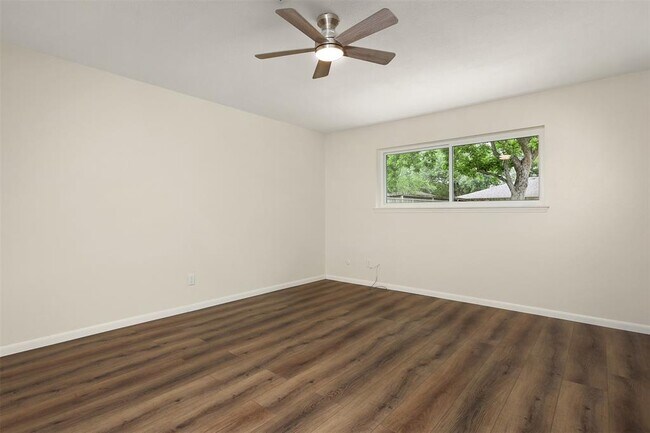 Building Photo - 831 Silverpines Rd