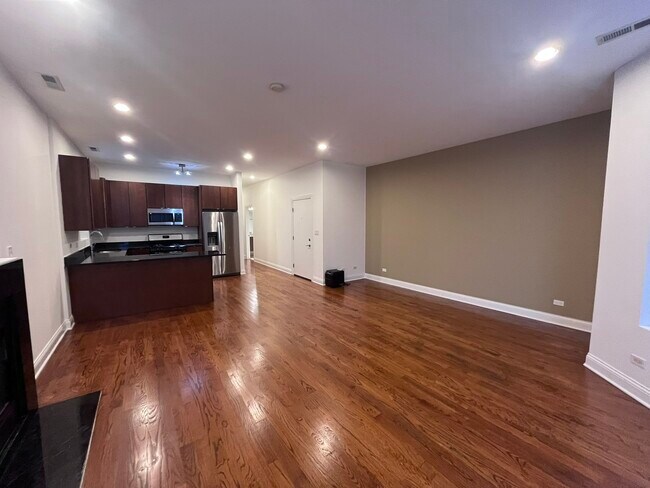 Building Photo - 5644 N California Ave