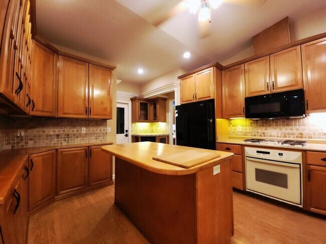 Building Photo - 8520 Hannary Cir