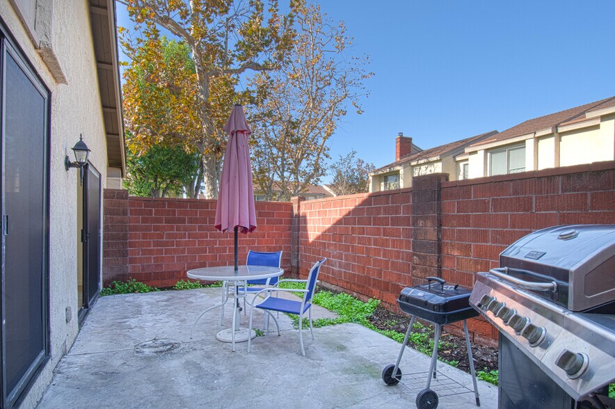 Building Photo - 2064 S June Pl